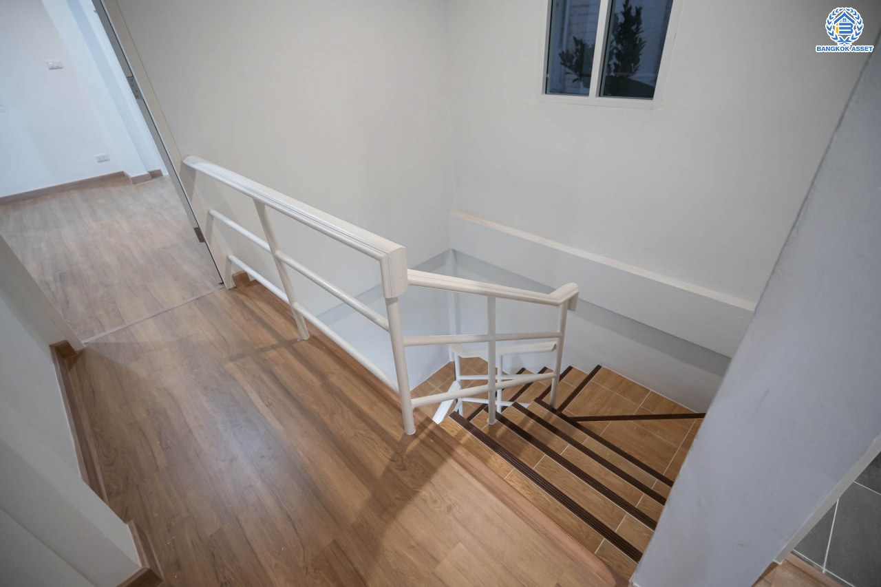 บ้านมือสองตกแต่งใหม่ โครงการ เศรณีลากูน วัดลาดปลาดุก บ้านเดี่ยวหลังมุม ตอบโจทย์ทุกการใช้ชีวิต บนเนื้อที่ 64.9 ตร.ว. พื้นที่ใช้สอยกว่า 186 ตร.ม. ฟังก์ชัน 3 ห้องนอน 3 ห้องน้ำ จอดรถได้ 2 คัน ทำเลเดินทางง่าย สะดวกสบายใกล้ถนนใหญ่ รถไฟฟ้าสายสีม่วง "สถานีคลองบางไผ่" แลจุดขึ้นทางด่วน "กาญจนาภิเษก"